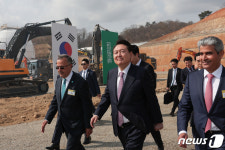 울산 신정시장 다시 찾은 尹…대선 때 샀던 피자빵 또 골라