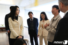환경단체 대표들과 대화하는 김건희 여사