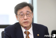 알뜰폰 경쟁력 간담회 인사말하는 박윤규 2차관