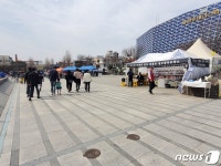 봄이야, 여름이야…한낮 25도 전주 한옥마을 돌며 부채질까지