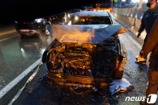 부산 동서고가로서 아반떼가 화물차 들이받고 화재…인명피해 없어
