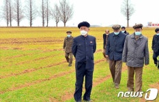 농업 챙기는 북한 김덕훈 내각총리…황해남도 농장 시찰