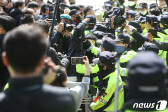 펜스 넘어서 항의하는 이태원참사 유가족