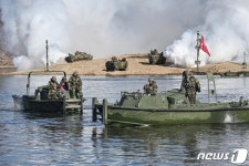 임진강서 한미연합 도하훈련… 아파치 헬기 엄호 아래 부교 설치