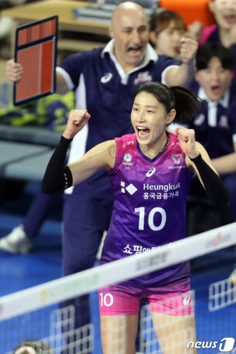 감독 앞에서 기뻐하는 흥국생명 김연경