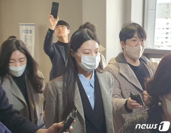 '부산대 의전원 입학취소 소송' 조민 법원 출석…질문엔 묵묵부답