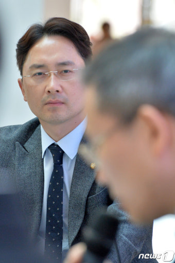 진지한 표정의 김병욱 의원