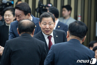의원들과 인사 나누는 이철규 국민의힘 사무총장