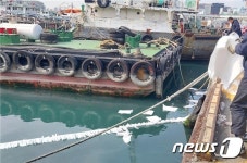 부산 북항 5부두서 기름냄새 맡은 해경…400리터 유출 방제조치
