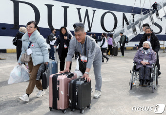 뱃길로 영주귀국한 사할린동포들