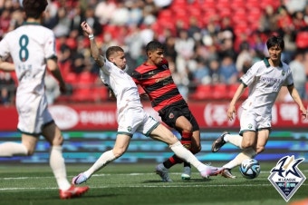 '아사니 시즌 1호 해트트릭' 광주, 인천에 5-0 대승…3위 도약