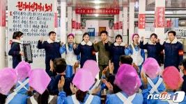 천리마선구자의 노래 부르는 북한 방직공장 노동자들