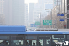 미세먼지 나쁨 마스크 착용한 채 버스에 탑승한 승객들
