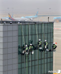 봄 맞이 하는 인천공항 축구장 31개 크기 유리창 10만장 청소