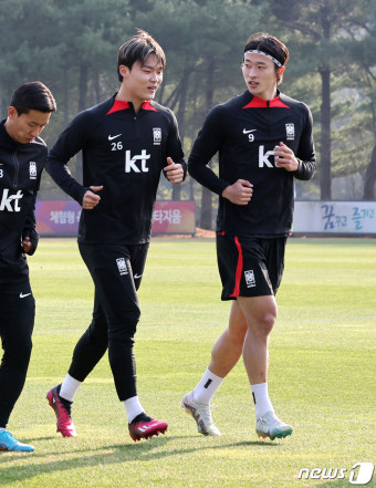 몸풀며 대화하는 오현규와 조규성