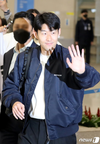 손흥민, 대표팀 합류 위해 귀국