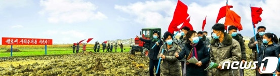 쌀로써 사회주의를 지키자…알곡 생산 의지 다지는 북한 농장