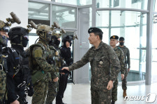 특수전 요원 격려하는 김승겸 합참의장