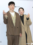김무열, 임신한 아내와 함께 손 꼭잡고 명동 나들이