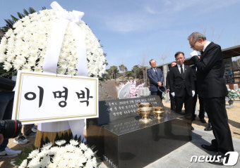 천안함 묘역 다시 찾은 이명박 전 대통령