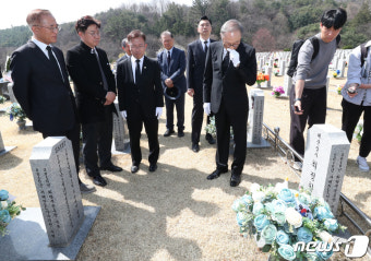 천안함 46용사 묘역 찾은 이명박 전 대통령