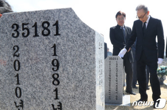 이명박 전 대통령, 천안함 46용사 묘역 참배