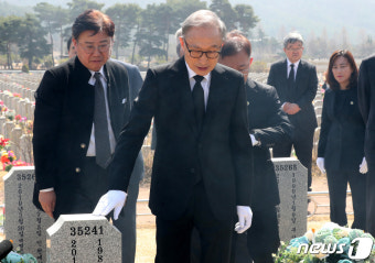 천안함 묘역 다시 찾은 이명박 전 대통령