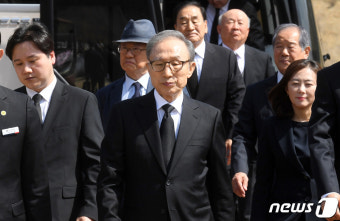 천안함 묘역 찾은 이명박 전 대통령