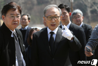 천안함 46용사 묘역 찾은 이명박 전 대통령