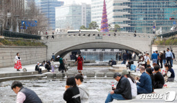 청계천 산책 나온 시민들