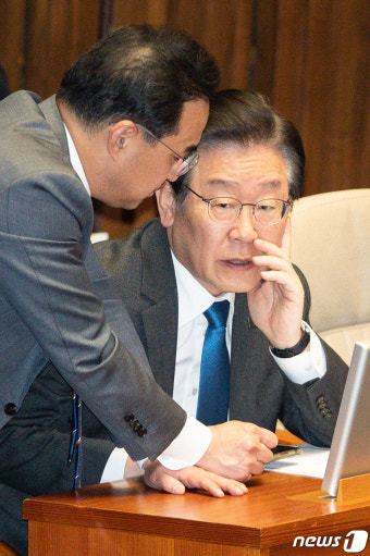 본회의서 대화 나누는 이재명 민주당 대표와 박홍근 원내대표