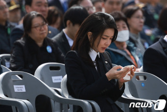 눈물 흘리는 김건희 여사