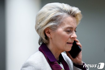 EU 본부서 통화하는 폰데어라이엔 EU 집행위원장