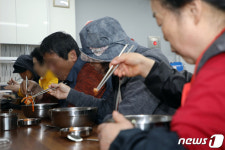 단돈 천원에 뜨끈한 국수 한그릇…고물가시대 가격 역주행