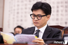 답변 자료 검토하는 한동훈 법무부 장관