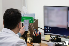 스마트폰 진찰, 드론으로 약 받는다…원격진료 시대 성큼[미래on]