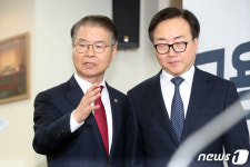 경총 부회장과 대화 나누는 이정식 고용노동부 장관