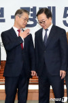 경총 부회장과 대화하는 이정식 고용노동부 장관