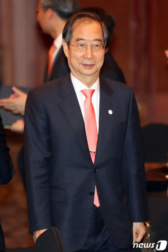 입장하는 한덕수 국무총리