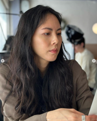 '357억 연봉킹 조수용 아내'  박지윤, 환한 미소…오뚝한 코에 청순미모 [N샷]