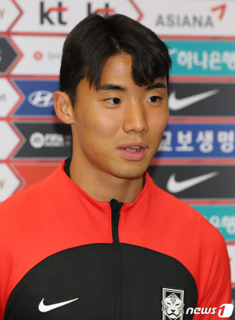 인터뷰하는 홍시후