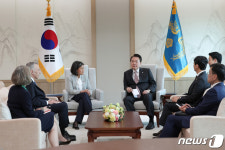 캐서린 타이 美 무역대표부 대표 접견하는 윤 대통령