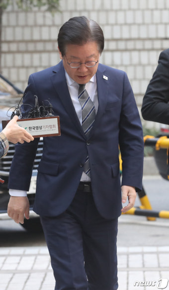고개 숙인 이재명 대표