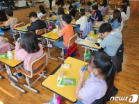 학교비정규직 총파업으로 빵·도시락 급식 먹는 광주 초등학생들