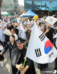 군포 3.31 만세운동 기념행사에서 만세 외치는 참가자들