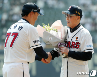 이승엽 감독에게 꽃다발 받는 김인식 감독