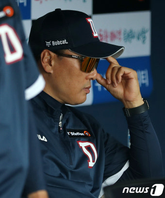 경기 지켜보는 이승엽 감독