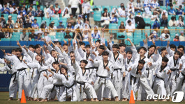 대경대 태권도시범단 2023 프로야구 개막 축하