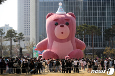 롯데월드타워 광장에 뜬 18m 대형 벨리곰
