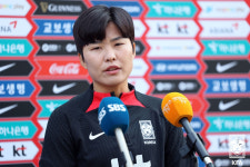 언론 인터뷰 하는 지소연 선수